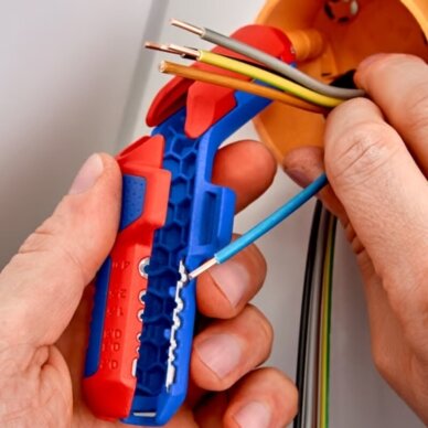 Universalus nuizoliavimo įrankis saulės fotovoltinių sistemų instaliacijai KNIPEX ErgoStrip 3 Universalus nuizoliavimo įrankis saulės fotovoltinių sistemų instaliacijai KNIPEX ErgoStrip 3