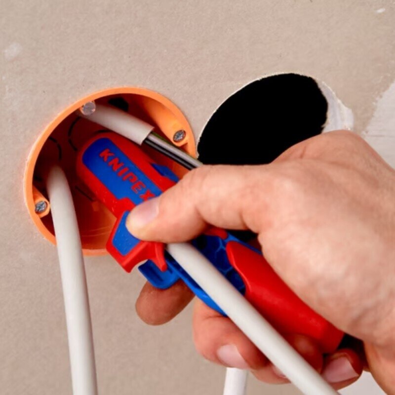Universalus nuizoliavimo įrankis saulės fotovoltinių sistemų instaliacijai KNIPEX ErgoStrip 4 Universalus nuizoliavimo įrankis saulės fotovoltinių sistemų instaliacijai KNIPEX ErgoStrip 4