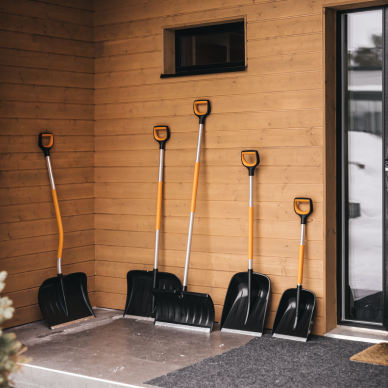 Sniego stūmiklis Fiskars X-series 3